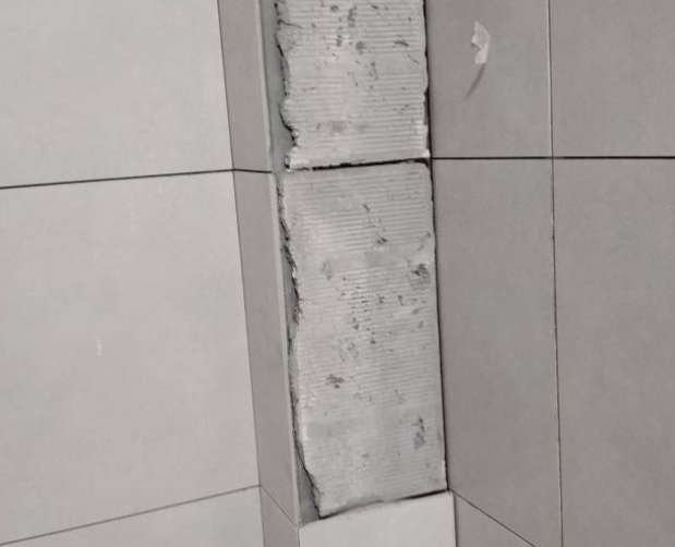 石楼瓷砖空鼓维修公司分享下瓷砖施工前基层浇水润湿程度不足，可能导致以下问题