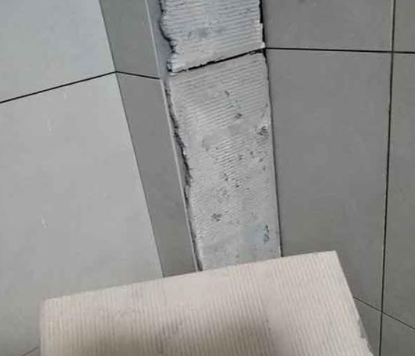 石楼瓷砖空鼓维修公司分享下厨房瓷砖脱落的补救措施。
